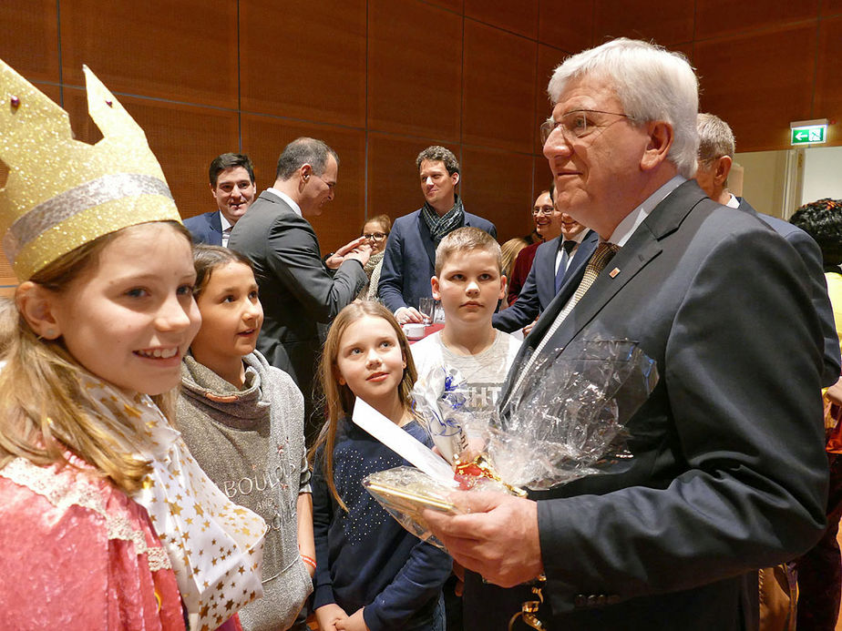 Naumburger Sternsinger zu Besuch beim Hessischen Ministerpräsidenten Volker Bouffier (Foto: Karl-Franz Thiede)